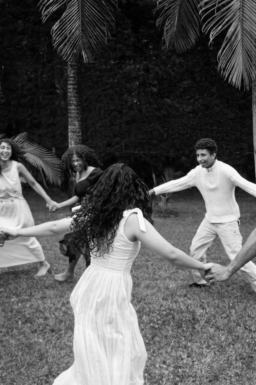 Carolina bailando en ronda con amigos