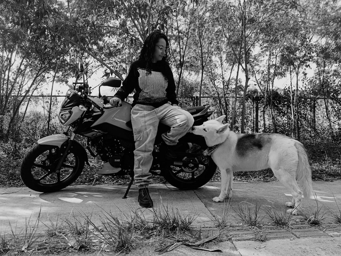 Carolina junto a su moto y su perro